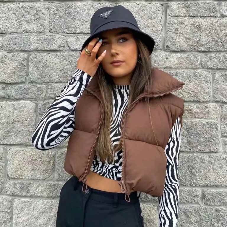 #WinterFashion #DownCoatStyle #QuiltedJacket #ChicAndWarm #StandUpCollar #WomensOuterwear #AutumnTrends #CasualWinterStyle #ColdWeatherEssentials #ElegantFashion