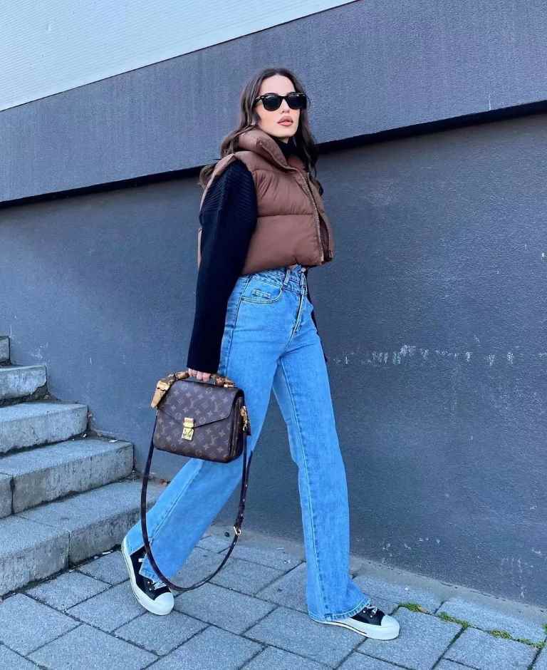 #WinterFashion #DownCoatStyle #QuiltedJacket #ChicAndWarm #StandUpCollar #WomensOuterwear #AutumnTrends #CasualWinterStyle #ColdWeatherEssentials #ElegantFashion