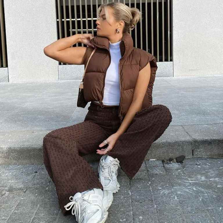 #WinterFashion #DownCoatStyle #QuiltedJacket #ChicAndWarm #StandUpCollar #WomensOuterwear #AutumnTrends #CasualWinterStyle #ColdWeatherEssentials #ElegantFashion