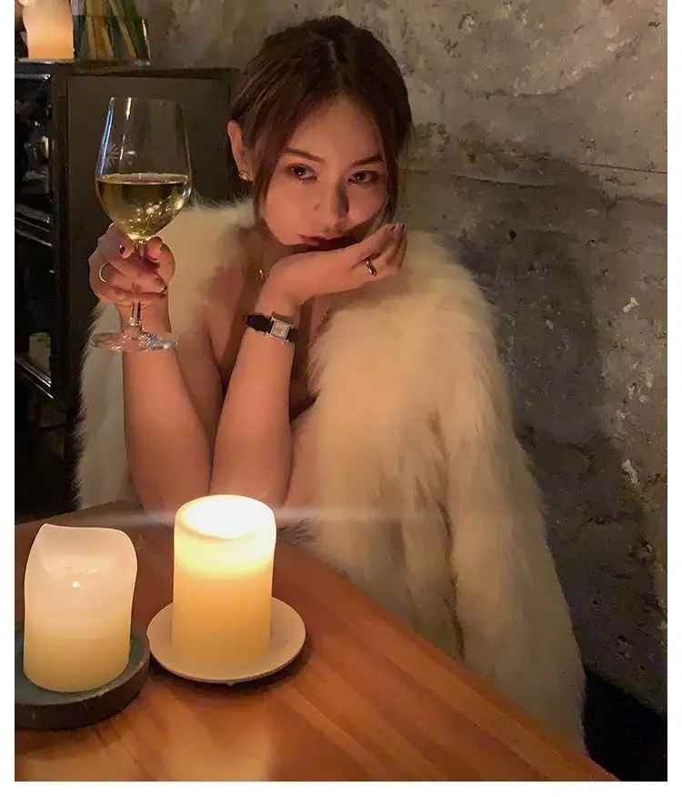 #WinterFashion #FauxFurCoat #ElegantOuterwear #ChicAndCozy #ImitationFoxFur #WomensWinterStyle #SpecialOccasionWear #LightAndFluffy #SeasonalWardrobe #SophisticatedStyle