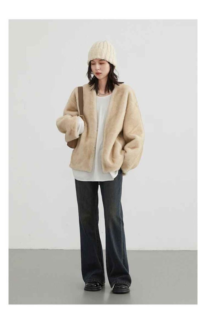 Stay warm and stylish with a women’s loose casual plush overcoat. Featuring a soft V-neck design and relaxed fit, this autumn-winter jacket is perfect for cozy layering.