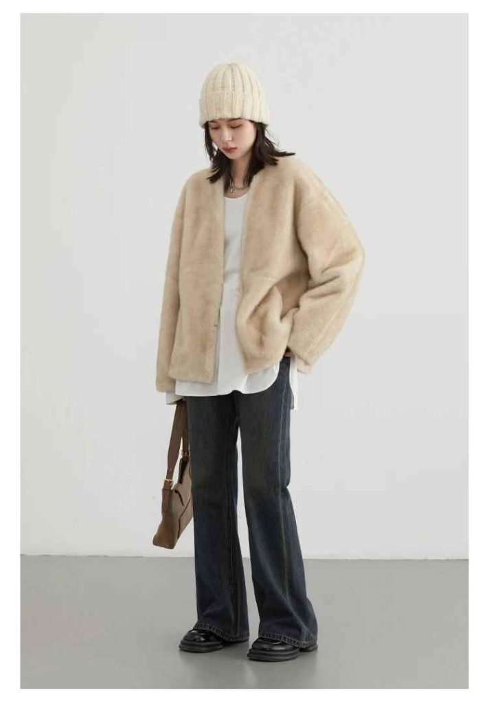 Stay warm and stylish with a women’s loose casual plush overcoat. Featuring a soft V-neck design and relaxed fit, this autumn-winter jacket is perfect for cozy layering.