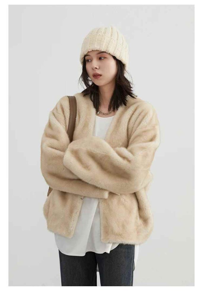 Stay warm and stylish with a women’s loose casual plush overcoat. Featuring a soft V-neck design and relaxed fit, this autumn-winter jacket is perfect for cozy layering.