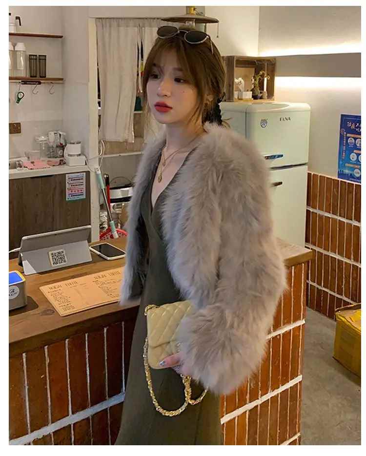 #WinterFashion #FauxFurCoat #ElegantOuterwear #ChicAndCozy #ImitationFoxFur #WomensWinterStyle #SpecialOccasionWear #LightAndFluffy #SeasonalWardrobe #SophisticatedStyle
