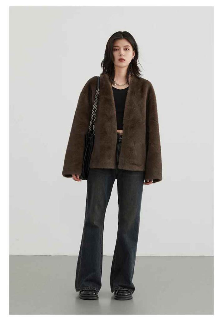 Stay warm and stylish with a women’s loose casual plush overcoat. Featuring a soft V-neck design and relaxed fit, this autumn-winter jacket is perfect for cozy layering.