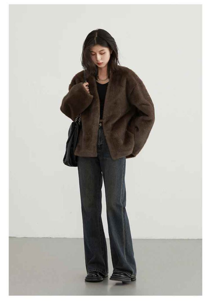Stay warm and stylish with a women’s loose casual plush overcoat. Featuring a soft V-neck design and relaxed fit, this autumn-winter jacket is perfect for cozy layering.