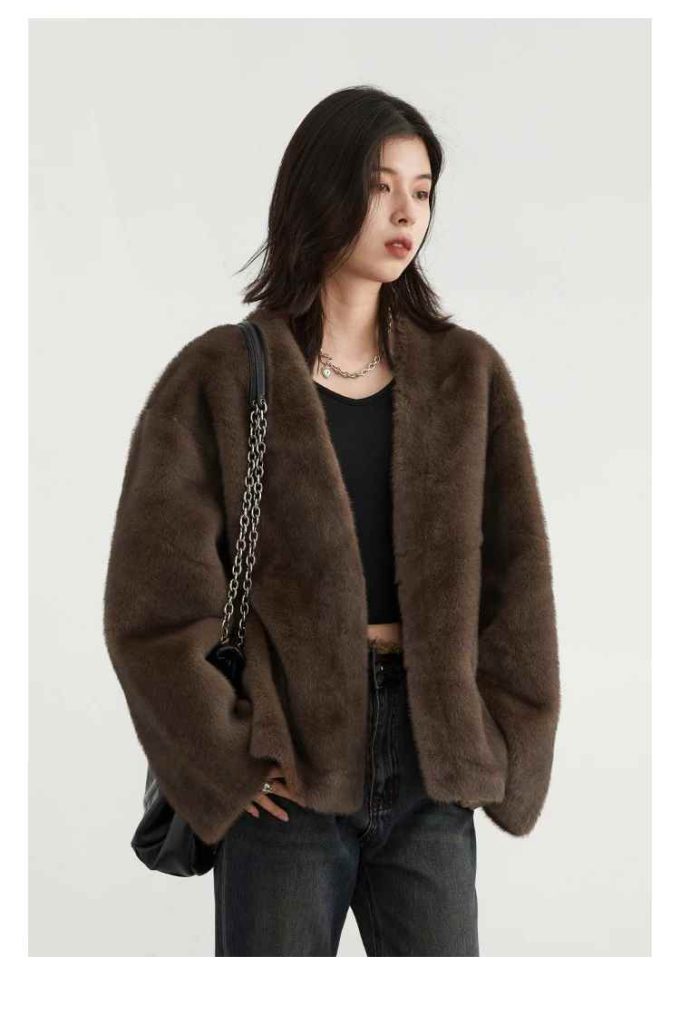 Stay warm and stylish with a women’s loose casual plush overcoat. Featuring a soft V-neck design and relaxed fit, this autumn-winter jacket is perfect for cozy layering.