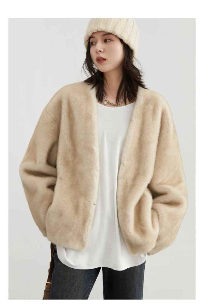 Stay warm and stylish with a women’s loose casual plush overcoat. Featuring a soft V-neck design and relaxed fit, this autumn-winter jacket is perfect for cozy layering.