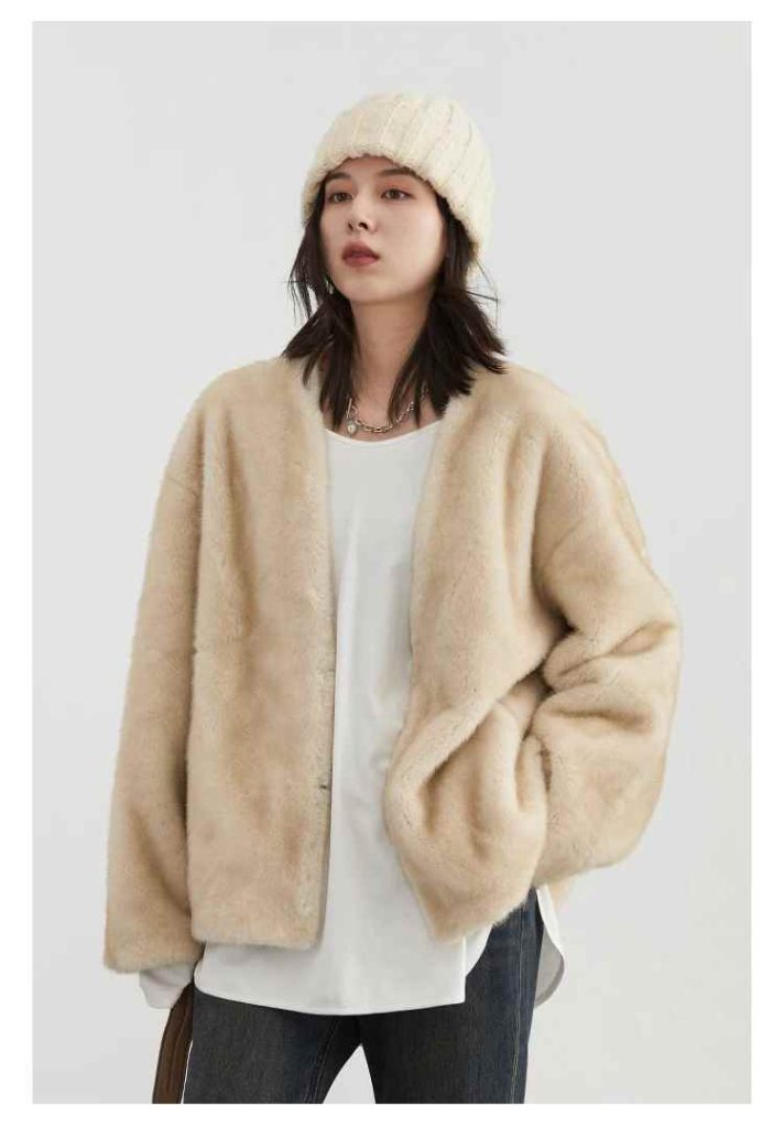 Stay warm and stylish with a women’s loose casual plush overcoat. Featuring a soft V-neck design and relaxed fit, this autumn-winter jacket is perfect for cozy layering.