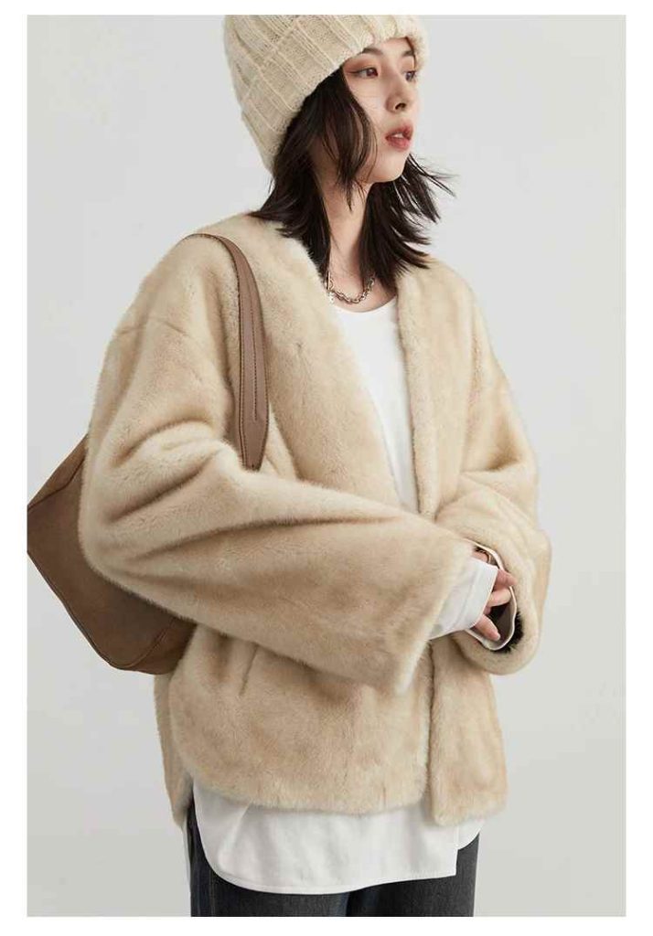 Stay warm and stylish with a women’s loose casual plush overcoat. Featuring a soft V-neck design and relaxed fit, this autumn-winter jacket is perfect for cozy layering.