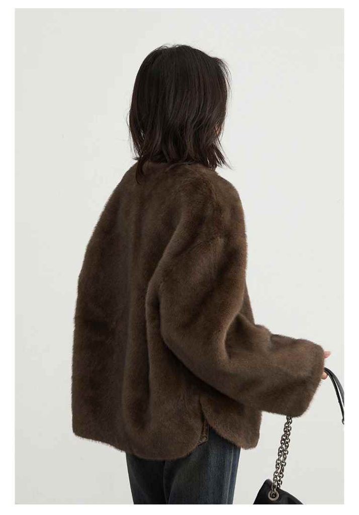 Stay warm and stylish with a women’s loose casual plush overcoat. Featuring a soft V-neck design and relaxed fit, this autumn-winter jacket is perfect for cozy layering.