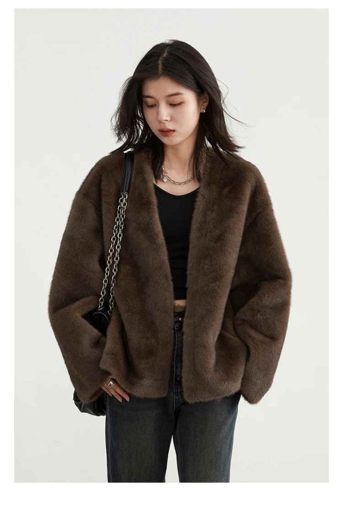 Stay warm and stylish with a women’s loose casual plush overcoat. Featuring a soft V-neck design and relaxed fit, this autumn-winter jacket is perfect for cozy layering.
