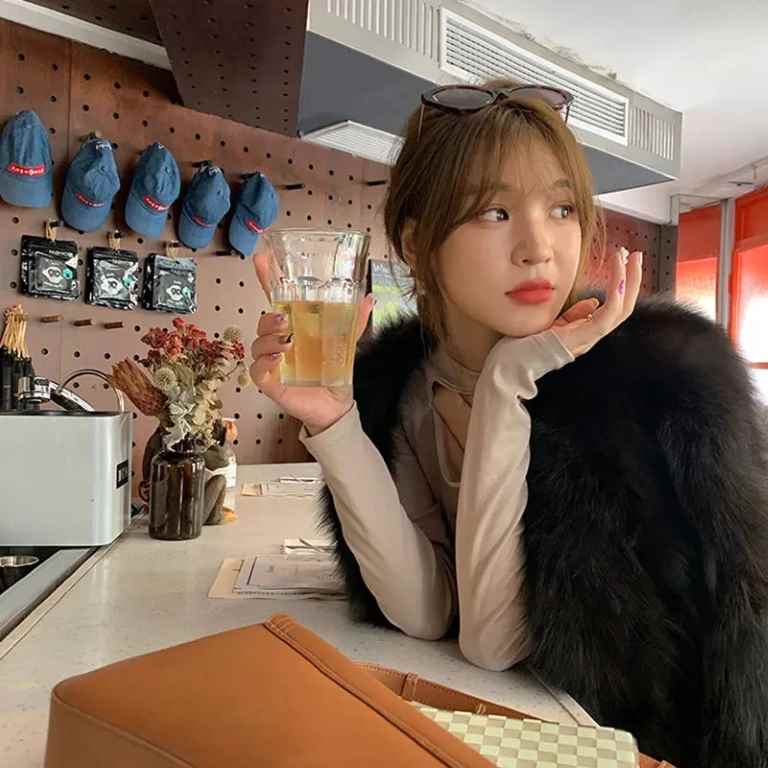#WinterFashion #FauxFurCoat #ElegantOuterwear #ChicAndCozy #ImitationFoxFur #WomensWinterStyle #SpecialOccasionWear #LightAndFluffy #SeasonalWardrobe #SophisticatedStyle