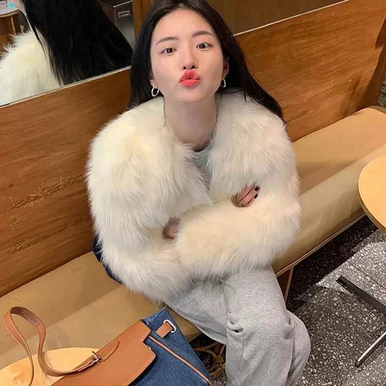 #WinterFashion #FauxFurCoat #ElegantOuterwear #ChicAndCozy #ImitationFoxFur #WomensWinterStyle #SpecialOccasionWear #LightAndFluffy #SeasonalWardrobe #SophisticatedStyle